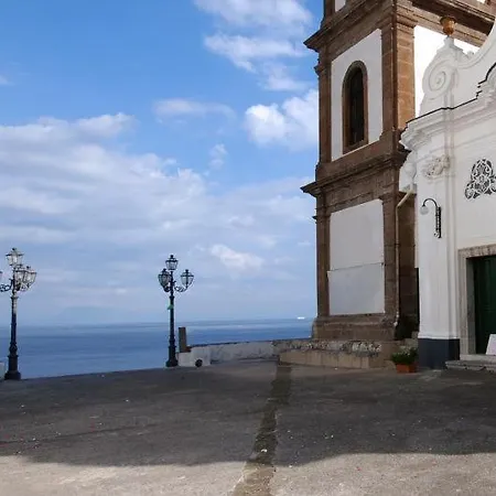 Sleeps 4 Air Con Apartment Atrani