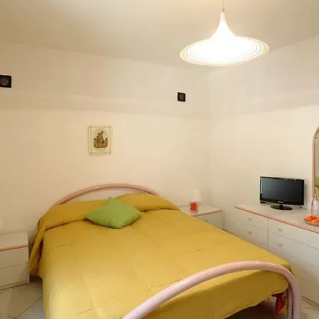 Apartment Sleeps 4 Air Con
